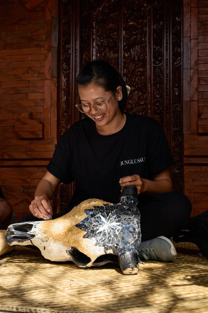 NO RESERVE PRICE - Stunning Bull skull with Glass Mozaic inlay - Silver Skull - Bos Taurus - 56 cm - 49 cm - 21 cm- Non-CITES species - (1) #4.3
