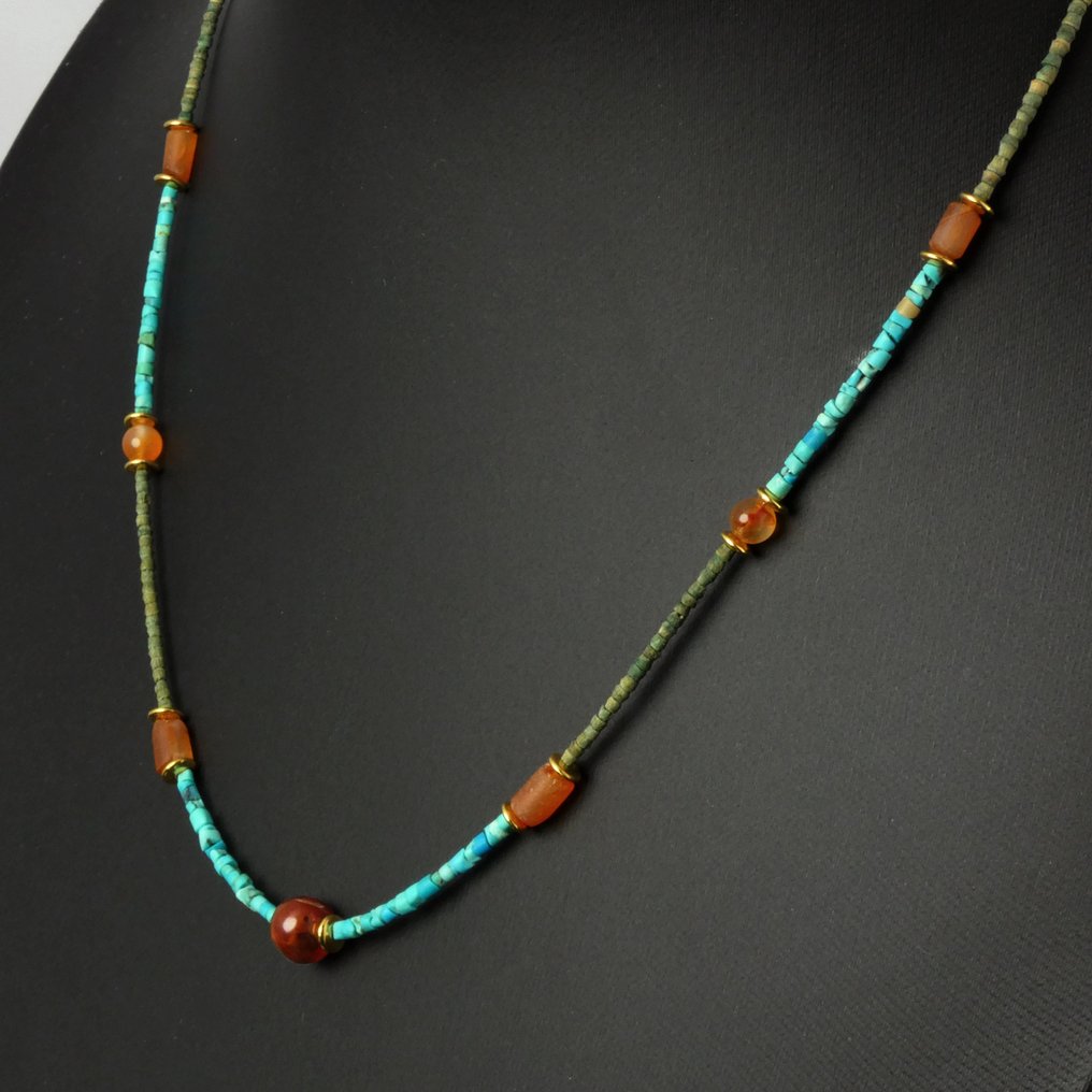 Αρχαία Αίγυπτος, τελευταία εποχή Κολιέ με αιγυπτιακή φαιά, χάντρες τιρκουάζ και κοράλλι. #1.0