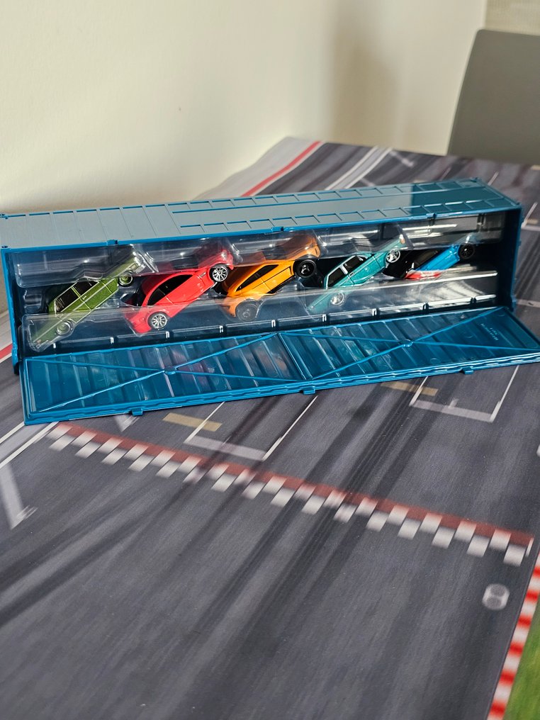 Hot Wheels, Mattel 1:64 - Modellbil (5) - Hot Wheels Car Culture Premium - “Autostrasse” Container Sett (HFF47) – 5 modeller 1:64 Metall/Metall med gummi Real Riders – #2.1