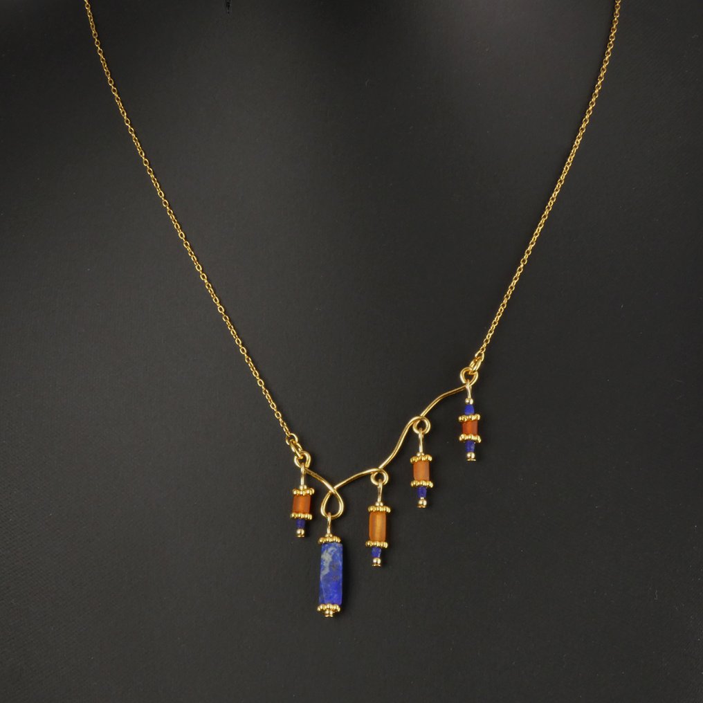 Αρχαία Αίγυπτος, ελληνορωμαϊκή εποχή Κολιέ με περίες Λάπις Λαζούλι και χαλκηδόνι. #1.0