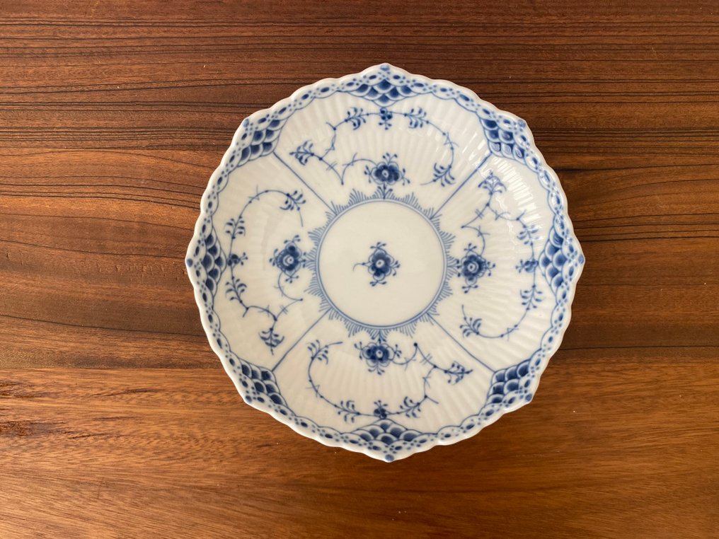 Royal Copenhagen - 大盘子 - 1/511 - 瓷 - Blue Fluted Full Lace #2.1