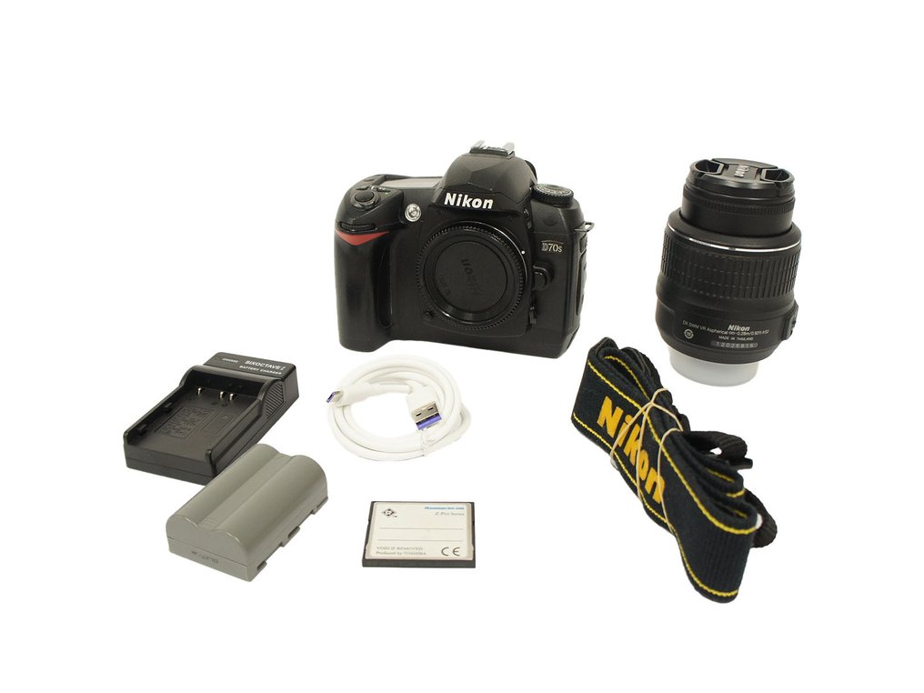 Nikon D70s AF-S Nikkor 18-55mm 3.5-5.6 G Câmera reflex digital (DSLR) #1.0