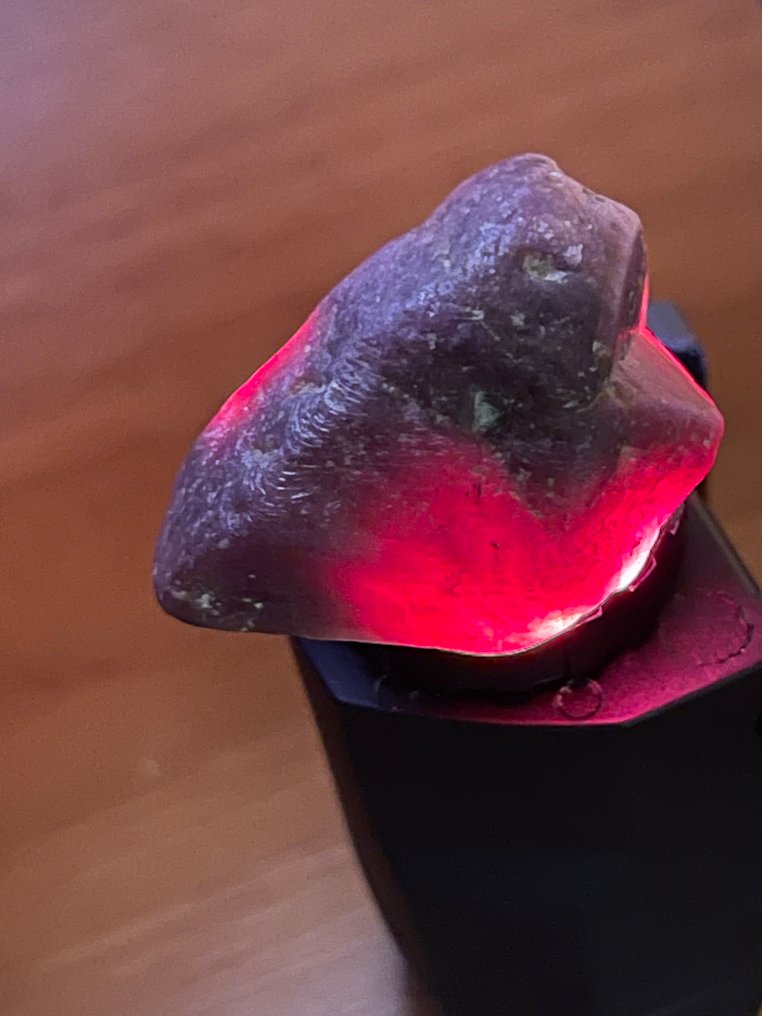 Ρουμπίνι Αγριό. 116,5 καρατίων. Εκπληκτικό Μπούρμα Top Color Ruby Crystal. 100% φυσικό. - Ύψος: 32 mm - Πλάτος: 21 mm- 23.3 g #1.0