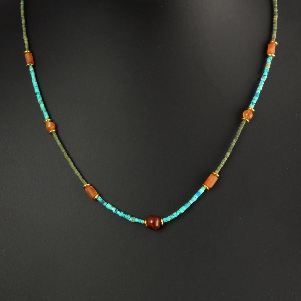 Αρχαία Αίγυπτος, τελευταία εποχή Κολιέ με αιγυπτιακή φαιά, χάντρες τιρκουάζ και κοράλλι. #2.1