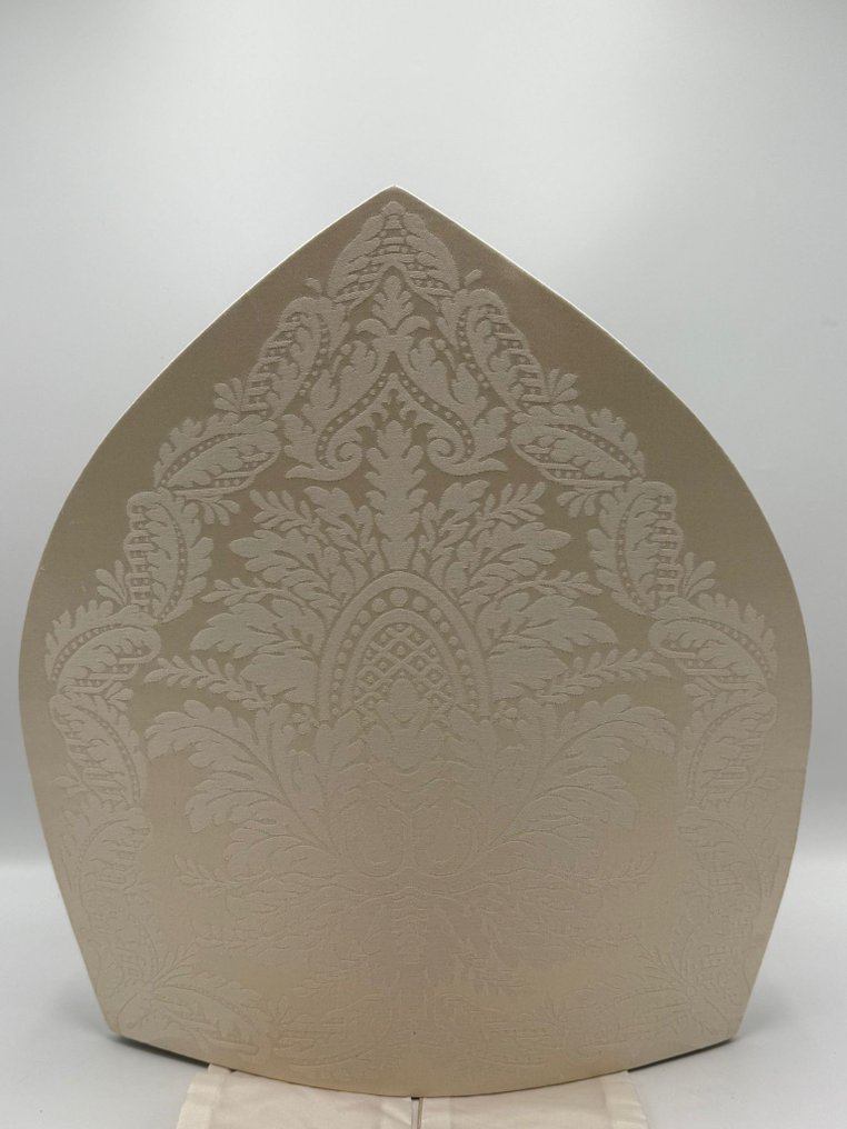 White mitre - Silk - 1980-1990 #1.0