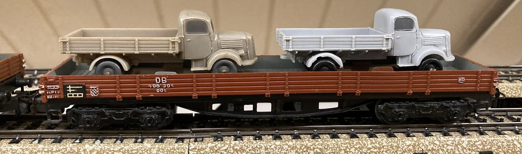 Märklin H0 - 4515 - Machetă tren transport marfă (2) - Două vagoane de marfă plate cu autoșautoare de plastic separate. - DB #1.0