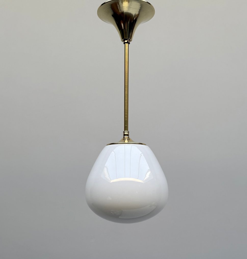 Hanging lamp - Opaline glass - Vintage hanging lamp made of brass with an opaline glass shade. #1.0