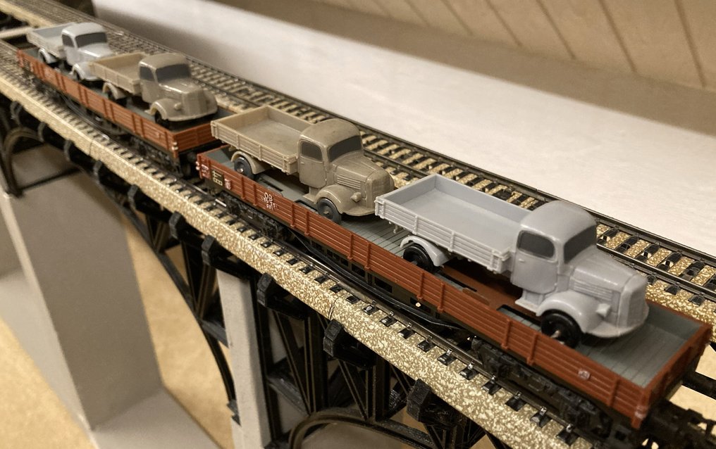 Märklin H0 - 4515 - Machetă tren transport marfă (2) - Două vagoane de marfă plate cu autoșautoare de plastic separate. - DB #1.0