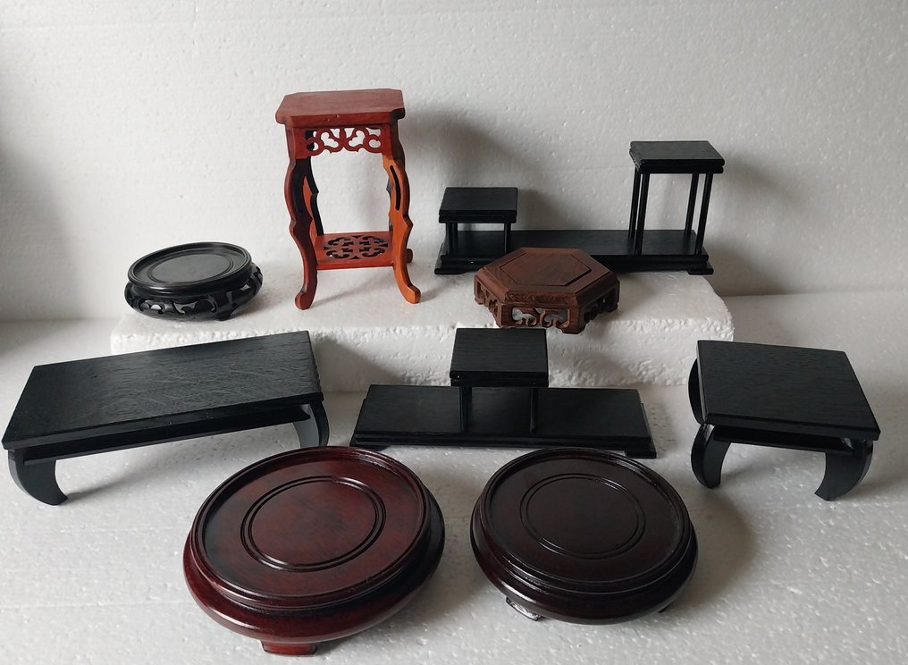 Stand - Legno, 9 espositori in legno duro, supporti, tavolini. - Cina  (Senza prezzo di riserva) #1.0