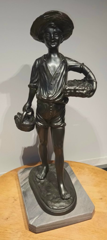 Beeld, Vrolijke Visser Jongen (naar Giovanni de Martino (1870-1935) - 36 cm - Marmer, Zinklegering #2.1