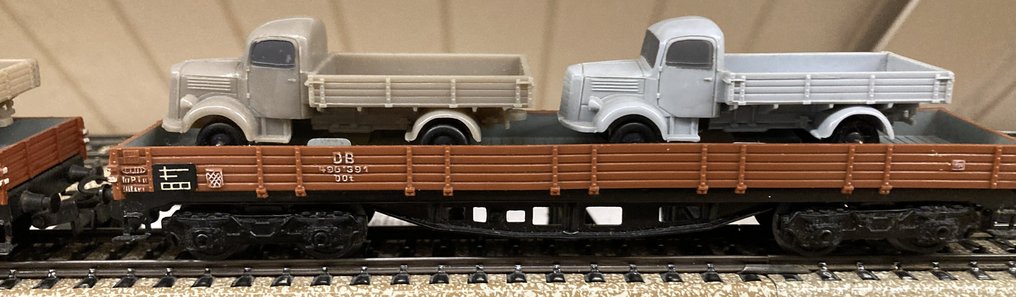 Märklin H0 - 4515 - Machetă tren transport marfă (2) - Două vagoane de marfă plate cu autoșautoare de plastic separate. - DB #4.3