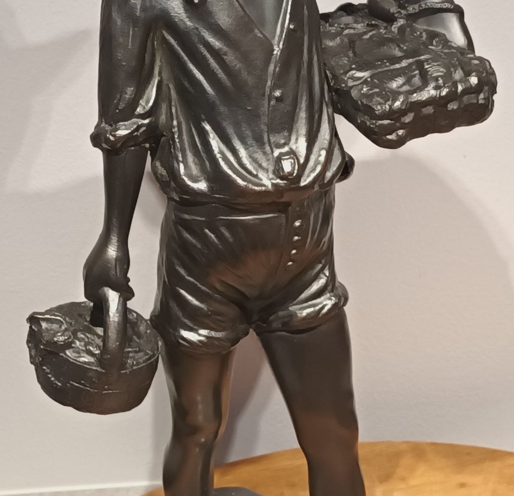 Beeld, Vrolijke Visser Jongen (naar Giovanni de Martino (1870-1935) - 36 cm - Marmer, Zinklegering #4.3