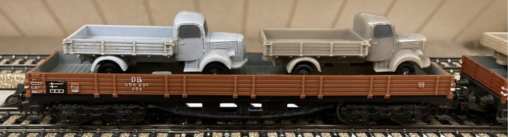 Märklin H0 - 4515 - Machetă tren transport marfă (2) - Două vagoane de marfă plate cu autoșautoare de plastic separate. - DB #2.1