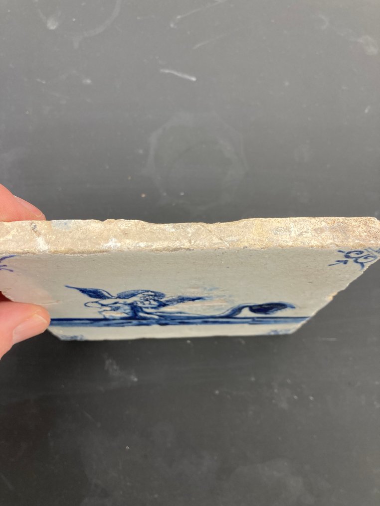  瓷磚 - 古董荷兰陶瓷蓝色瓷砖，上面有一位天使，坐在海豚（海洋生物）上。 - 1600-1650  #2.1