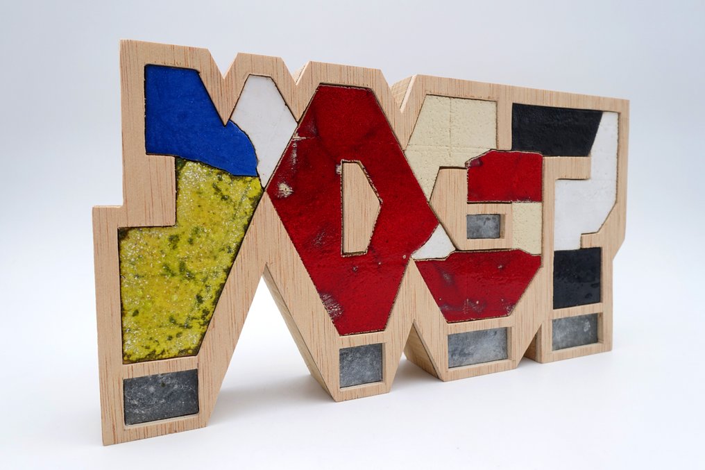 Wxyz (1980) - Scultura, Wxyz - 30 cm - Ceramica, Legno, Metallo - 2022 #1.0