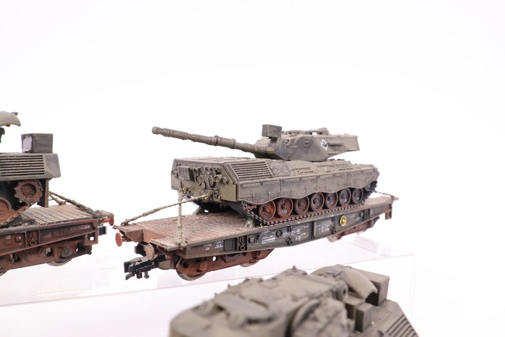 Roco H0 - Machetă tren transport marfă (4) - Camioane de greutate mare încărcate cu tancuri/vehicule blindate - DB #3.2