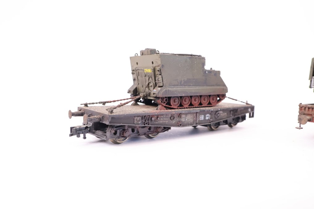 Roco H0 - Machetă tren transport marfă (2) - Două vagoane de marfă încărcate cu vehicule militare. - DB #4.3