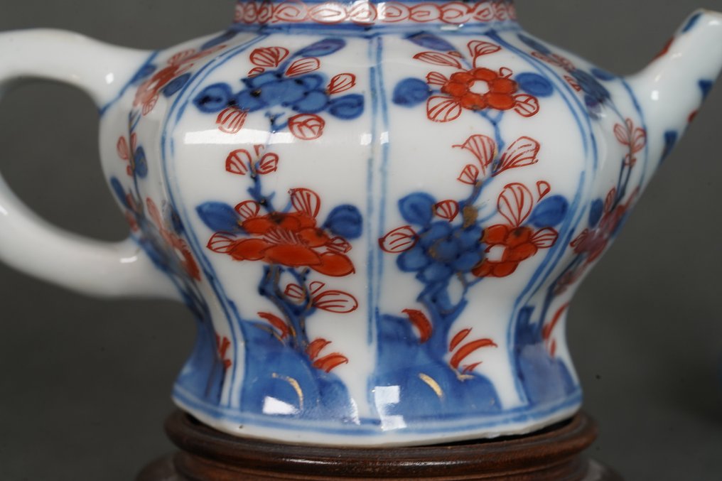 Kangxi (1662-1722) - Τσαγιέρα - Τριαντάφυλλα και Ανθίσεις σε Τοπία - Μπλε κάτω από το γυαλί με Κόκκινο και Χρυσό πάνω από το γυαλί - - Πορσελάνη - Οκταγωνική τσαγιέρα με τριαντάφυλλα #4.3