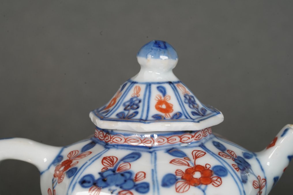 Kangxi (1662-1722) - Τσαγιέρα - Τριαντάφυλλα και Ανθίσεις σε Τοπία - Μπλε κάτω από το γυαλί με Κόκκινο και Χρυσό πάνω από το γυαλί - - Πορσελάνη - Οκταγωνική τσαγιέρα με τριαντάφυλλα #3.2