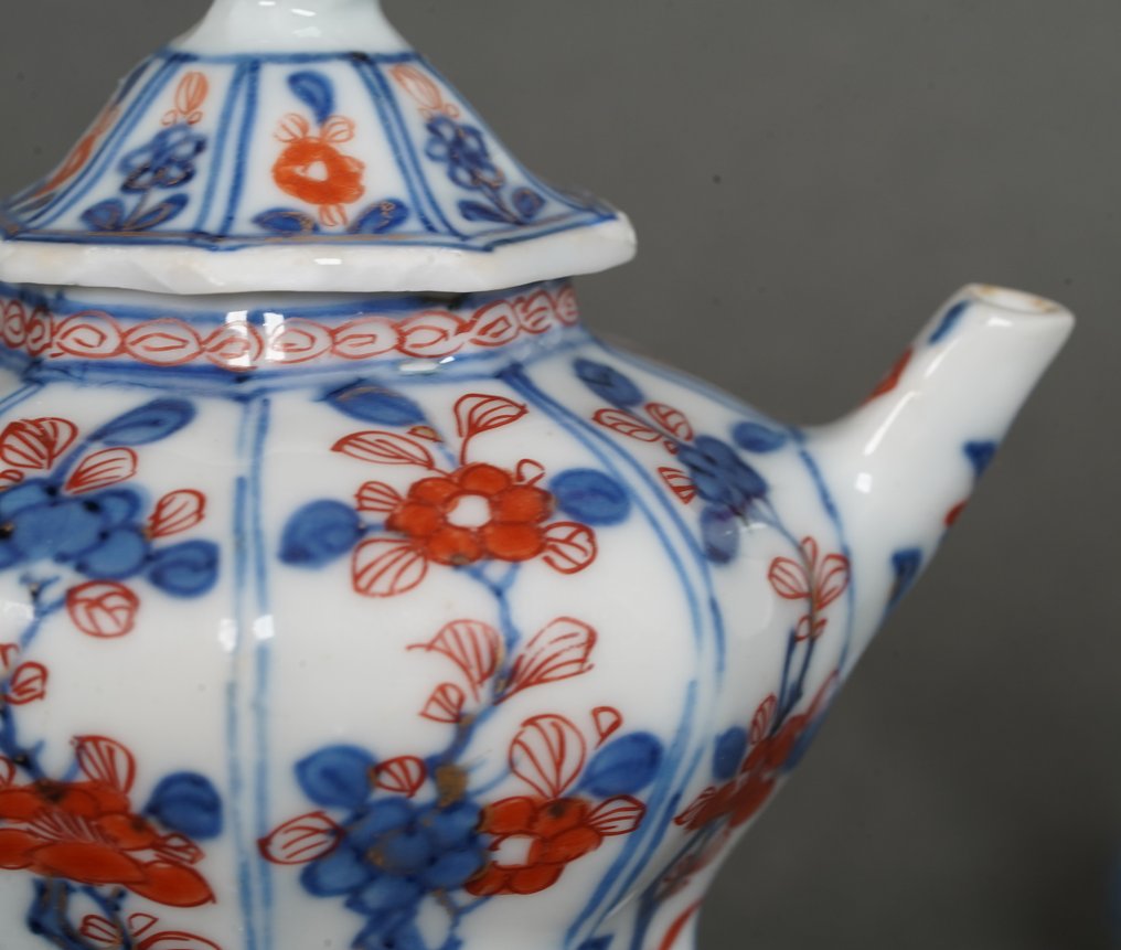 Kangxi (1662-1722) - Τσαγιέρα - Τριαντάφυλλα και Ανθίσεις σε Τοπία - Μπλε κάτω από το γυαλί με Κόκκινο και Χρυσό πάνω από το γυαλί - - Πορσελάνη - Οκταγωνική τσαγιέρα με τριαντάφυλλα #2.1