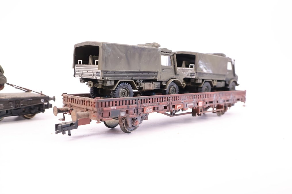 Roco H0 - Machetă tren transport marfă (2) - Două vagoane de marfă încărcate cu vehicule militare. - DB #3.2