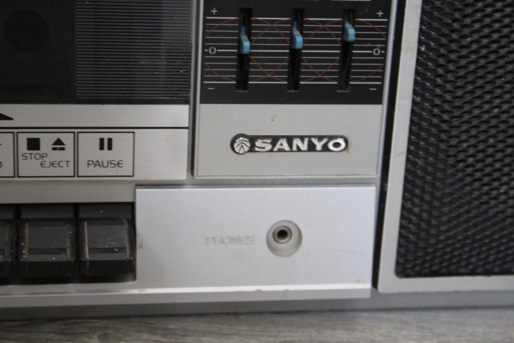 Sanyo - M9813L Portable radio #1.0