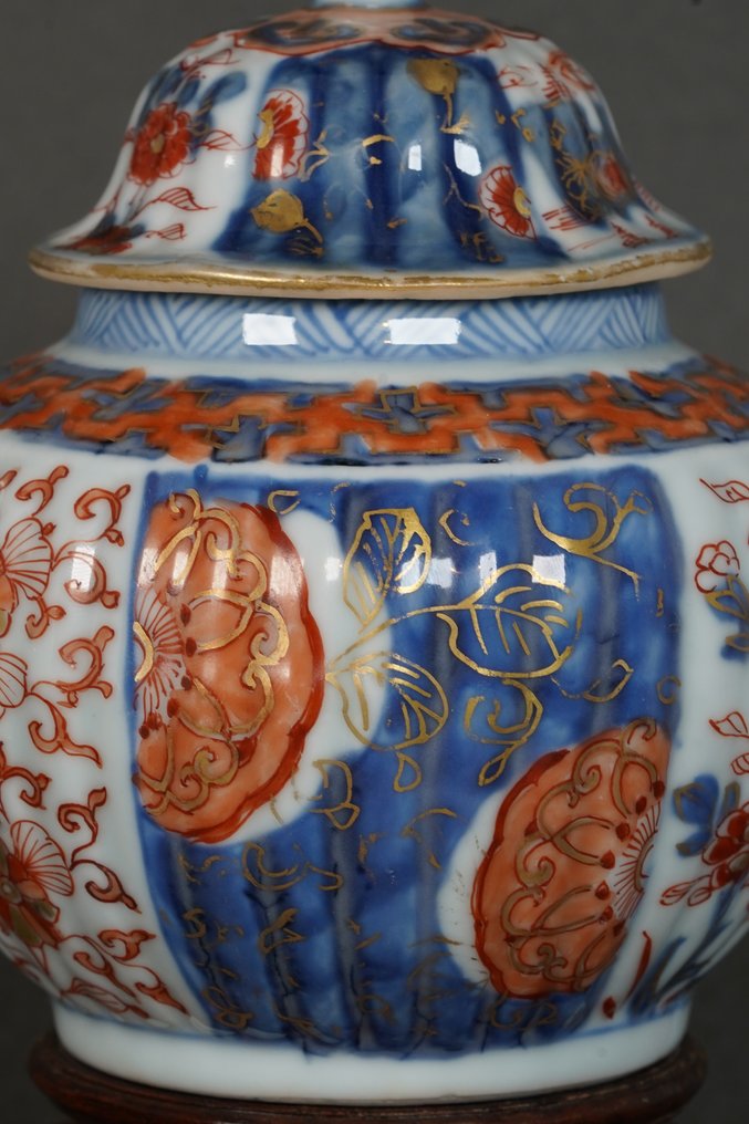 Kangxi (1662-1722) - Bule - Alta qualidade - Peônias, Crisântemos e Suásticas - Sobglaze Azul, Sobreglaze Vermelho e Ouro - - Porcelana - Chaleira Grande #4.3