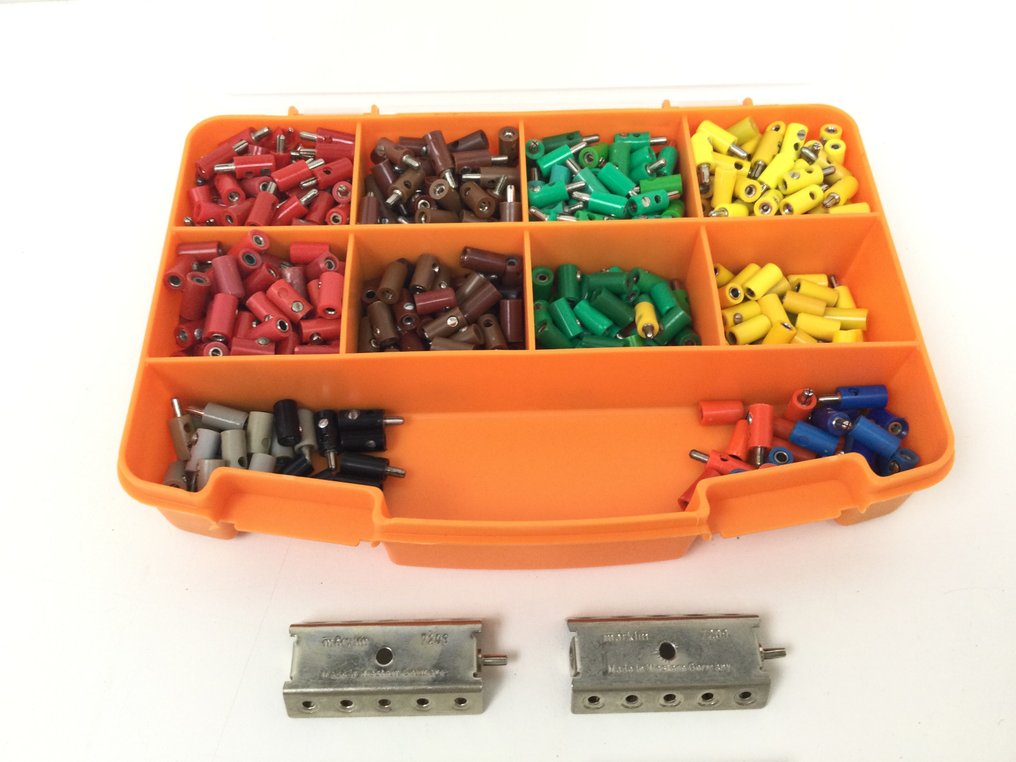 Märklin H0 - 7209 - Model train attachment (505) - 500 plugs plus contrast plugs and 5 distribution plates #1.0