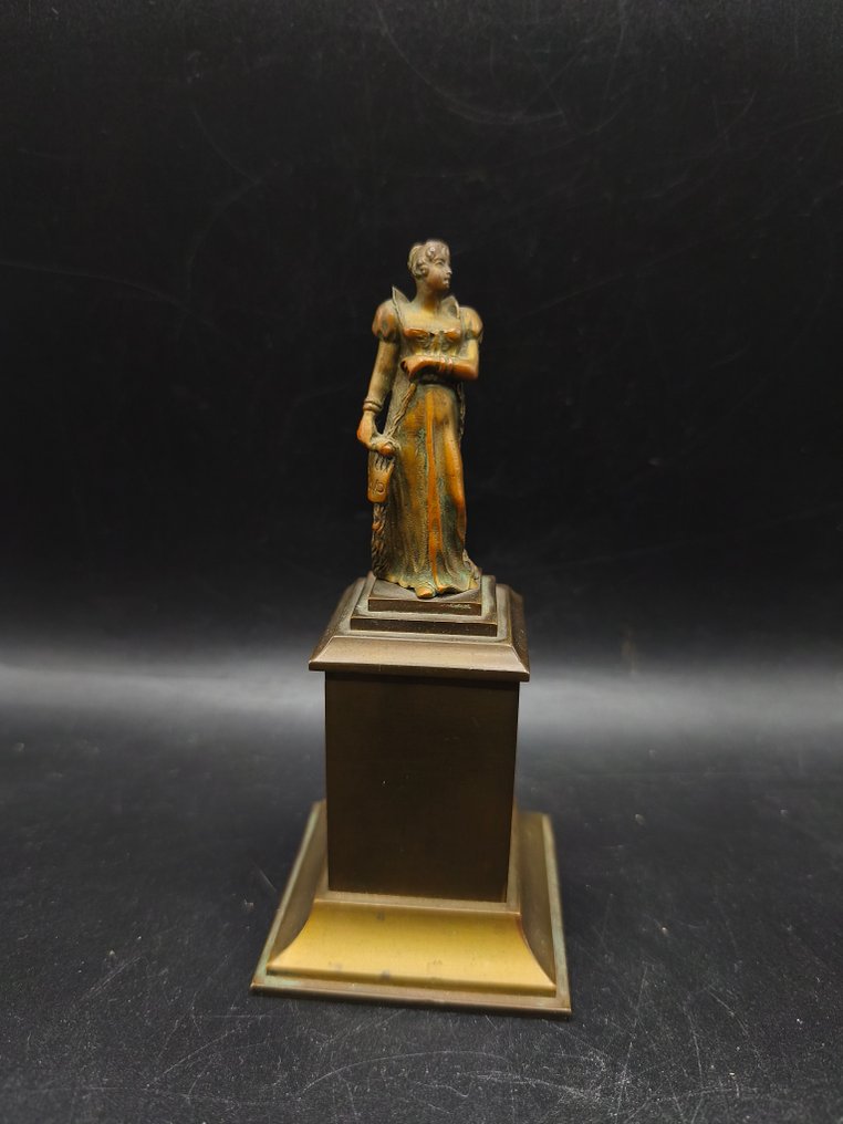 Figure - Regina - Bronze #1.0