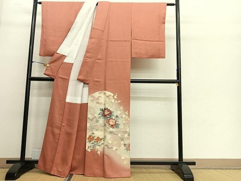 日本和服 纯丝绸 豪华彩色的正式和服，配有纸扇和花卉图案， - 真丝 - 日本 - 1900–2000 #1.0