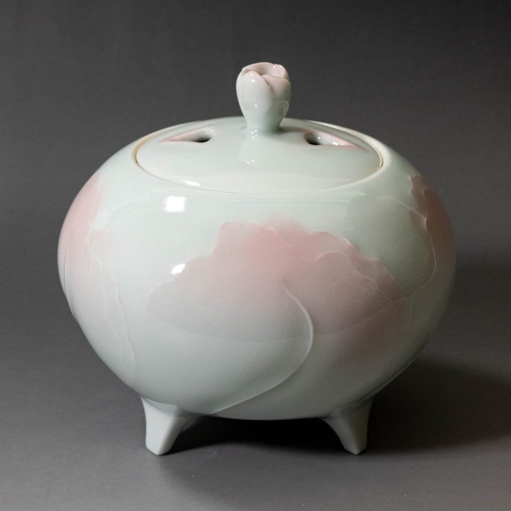 白瓷香炉,带有桃子图案 - 瓷器 - Yoshitaka Kato (加藤良孝, b. 1951) - 日本 - 昭和年代(1926-1989) #1.0