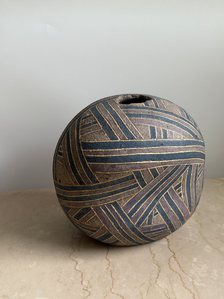 Vase - Ribbon Pattern, Ceramic - Japan - Carbonization Firing  - Shingo Takeuchi #1.0