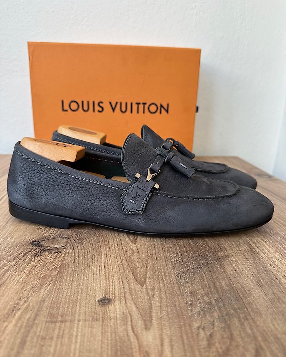 Vier Kissen: zwei mit „Louis Vuitton“-Stoff und zwei - Catawiki