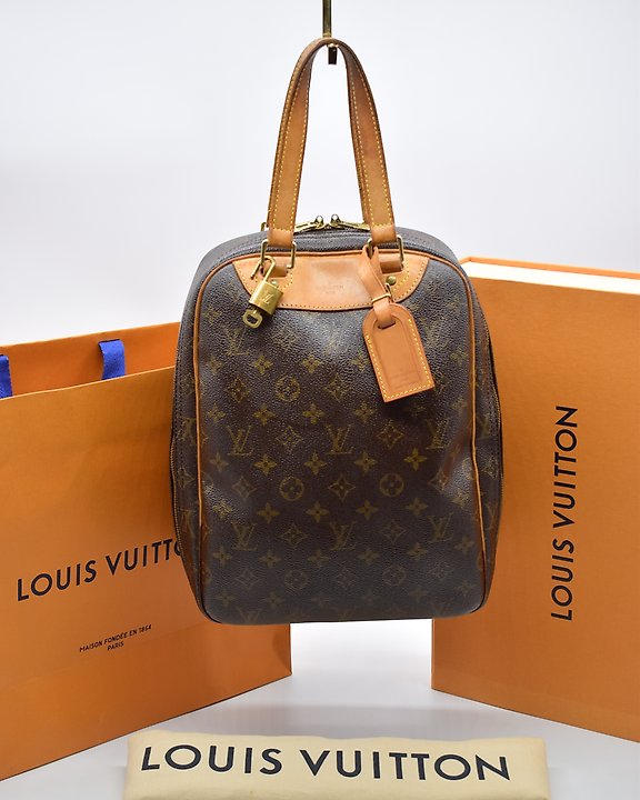 Vier Kissen mit „Louis Vuitton“-Stoff - Catawiki