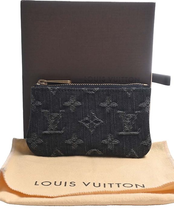 Vier Kissen: zwei mit „Louis Vuitton“-Stoff und zwei - Catawiki