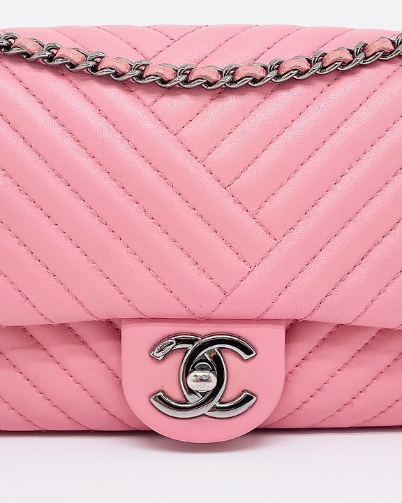 This rare find just arrived! 🔥🔥🔥 #chanel #chanelbag #chaneltote