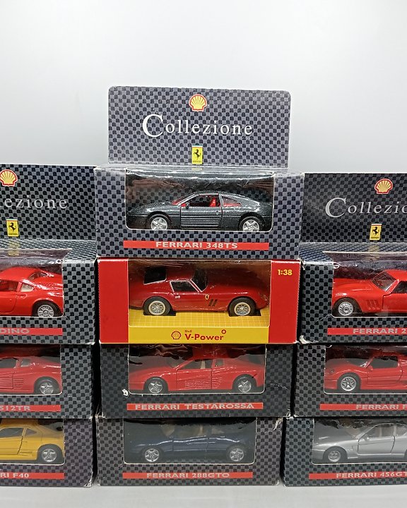 Ferrari Collection - 1:43 - 16 Miniatures + Vitrine LED Miroir, 4 étages,  fermée, Etat Neuf - Catawiki