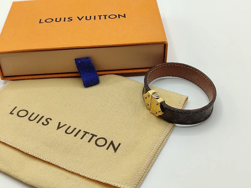 Myynnissä: Louis Vuitton Pinnoitettu kangasranneke
