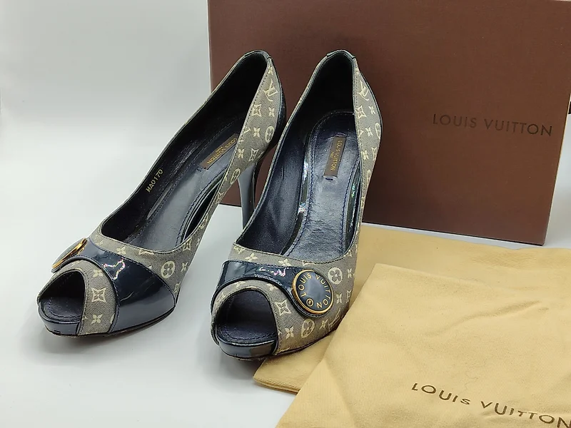 LV Louis Vuitton white crocodile stamped Sandals UK7 EU41