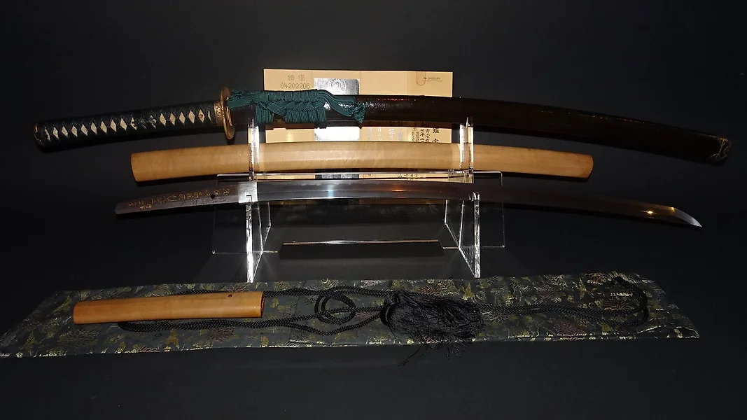 Una katana samurai in acciaio a grandezza naturale lunga…