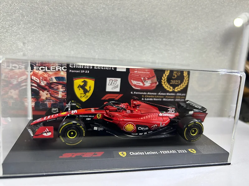 Grande maquette d'une F1 Ferrari, 95 x 43 cm, bel objet …
