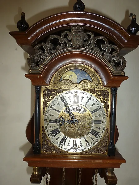 Relojes de cuco modernos, actualizados en un diseño atemporal
