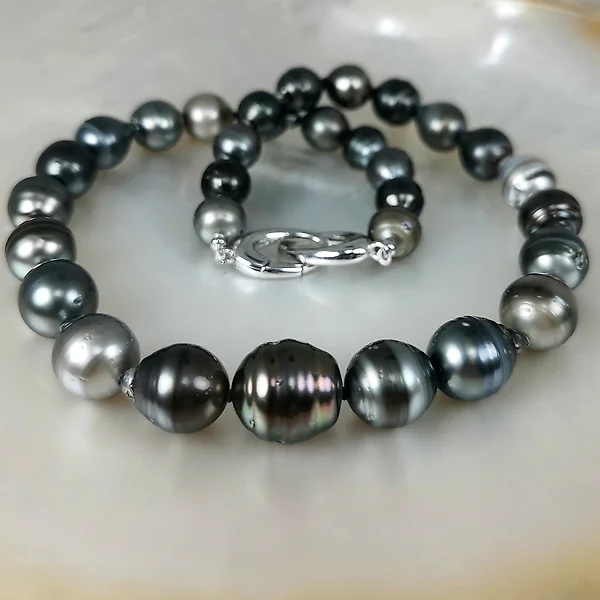 Collier perles noires de Tahiti rondes 11 à 13 mm