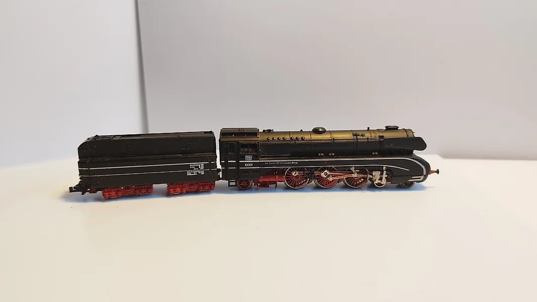 Atlas model trains for sale in online auctions