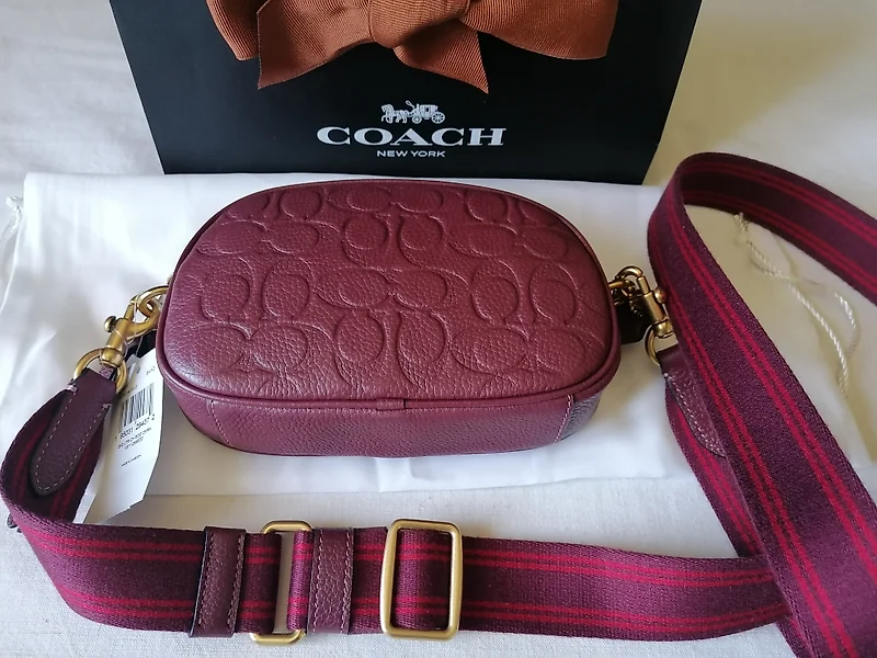 Coach 单色手袋正在出售