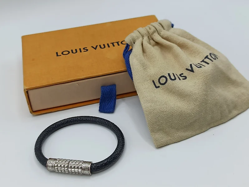 Sold at Auction: Louis Vuitton - Scott Box - Clear LV Monogram - Size Small  - Gift Box