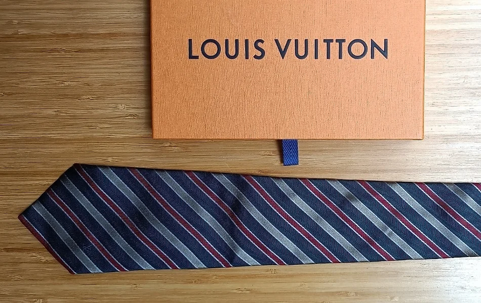 Louis Vuitton-Krawatte im Angebot in Online Auktion