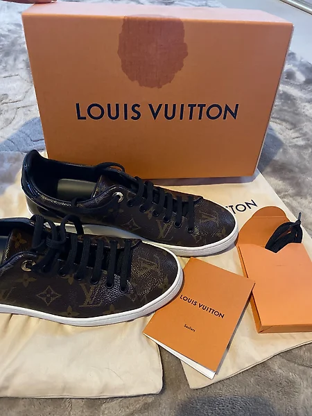 Louis Vuitton Women's Beautiful Authentic Glitter Frontrow Shoes Size 38.5