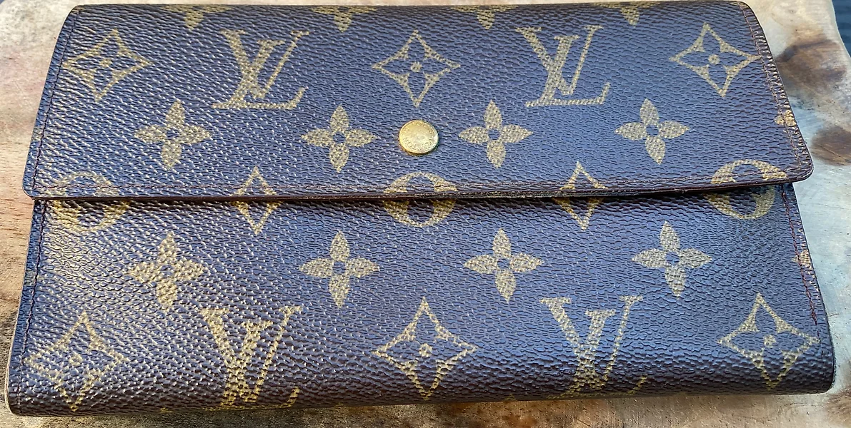 Louis Vuitton Ultra Rare Vintage Monogram Sarah Wallet