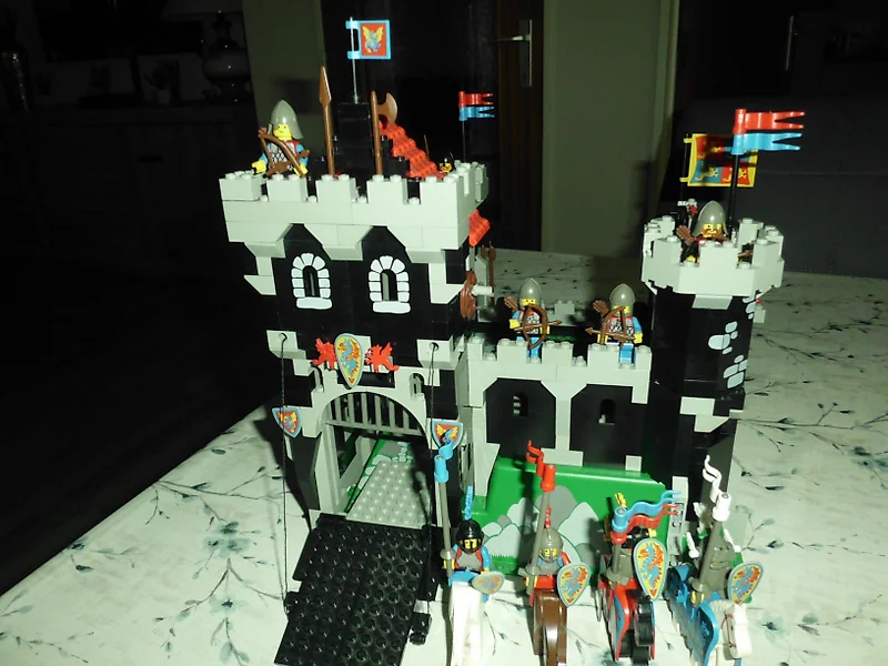 Lego Seigneur des Anneaux, Château custom avec 16personnages